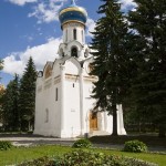 Iglesia blanca con típica cúpula ortodoxa en Sergiev Posad, Rusia